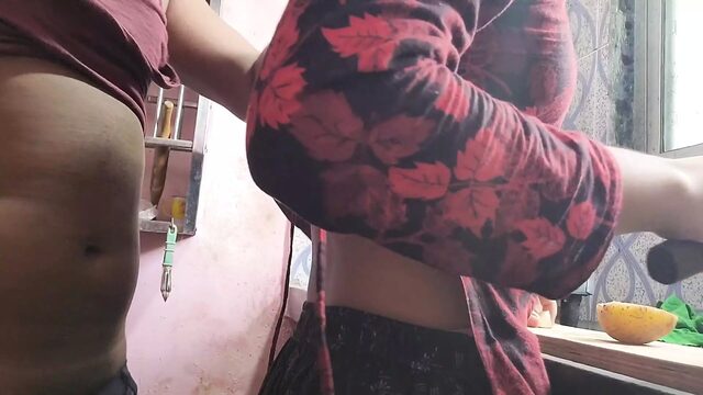 Kitchen me bhabhi ji ko ache se lund ka maja diya devar ne