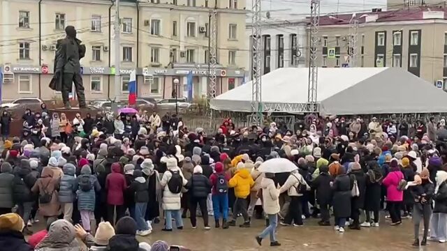 Женский хоровод вокруг полиции в Якутске. Видео: Сахадэй