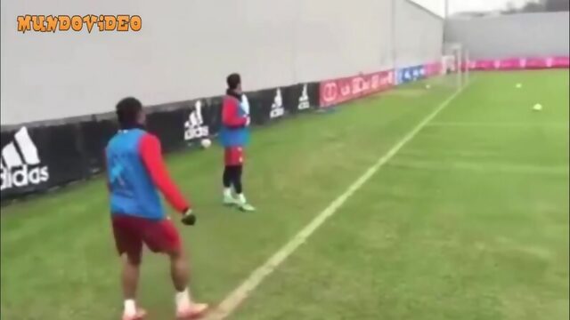 Супер гол: Дуглас Коста (Douglas Costa) на тренировке забил прямым ударом с углового. Футбол Шедевр Видео Жесть прикол юмор игры